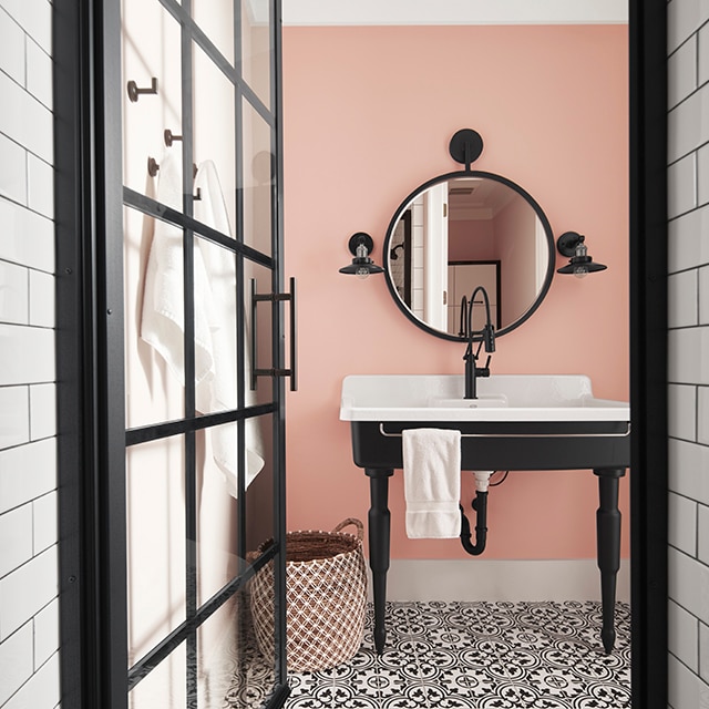 https://www.benjaminmoore.com/-/media/sites/benjaminmoore/images/advice/interiors/bathroom/seo-refresh/pink-wall-bathroom-black-trim-640x640.jpg