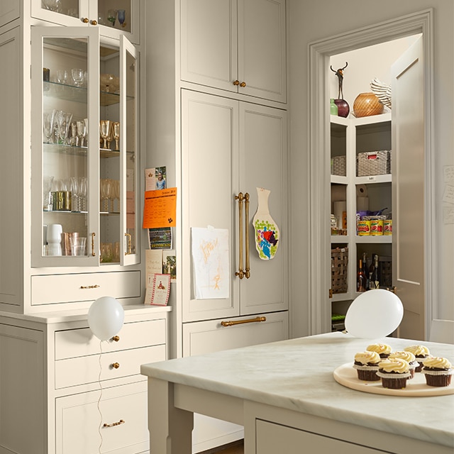 https://www.benjaminmoore.com/-/media/sites/benjaminmoore/images/advice/interiors/kitchen-cabinets/seo-blog-optimization/beige-paint-kitchen-cabinets-640x640px.jpg