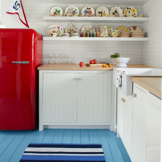 https://www.benjaminmoore.com/-/media/sites/benjaminmoore/images/advice/interiors/kitchen-cabinets/seo-blog-optimization/white-kitchen-blue-floors-640x640px.jpg