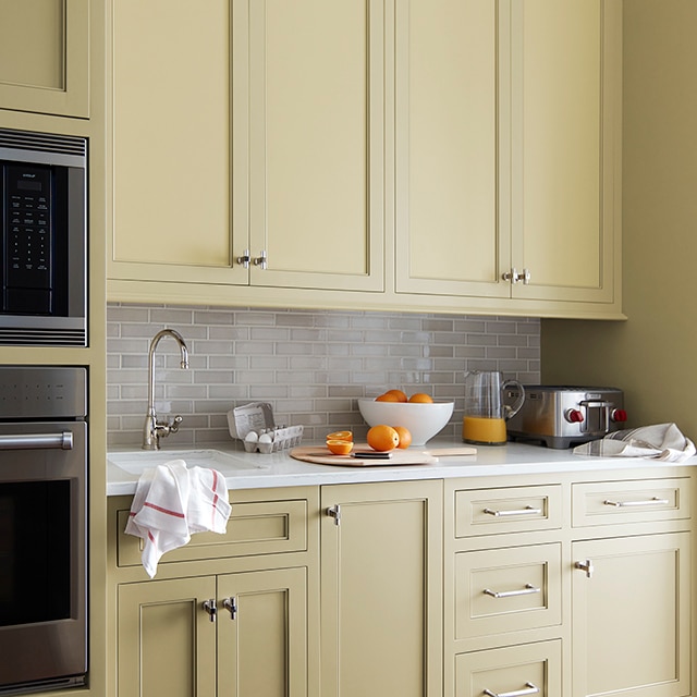 https://www.benjaminmoore.com/-/media/sites/benjaminmoore/images/advice/interiors/kitchen/refresh/beige-green-paint-tall-kitchen-cabinets-640x640.jpg