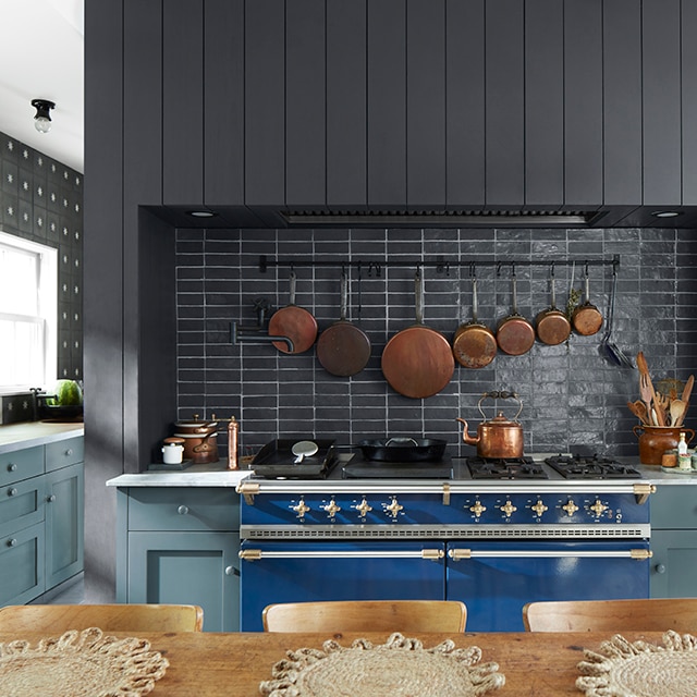 https://www.benjaminmoore.com/-/media/sites/benjaminmoore/images/advice/interiors/kitchen/refresh/kitchen-blue-paint-cabinets-black-shiplap-wall-640x640.jpg
