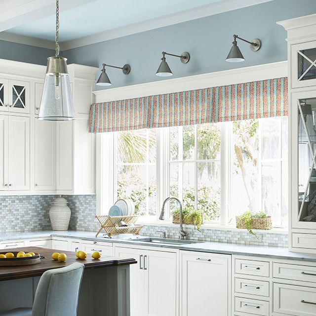 https://www.benjaminmoore.com/-/media/sites/benjaminmoore/images/advice/interiors/kitchen/refresh/light-blue-paint-kitchen-640x640.jpg