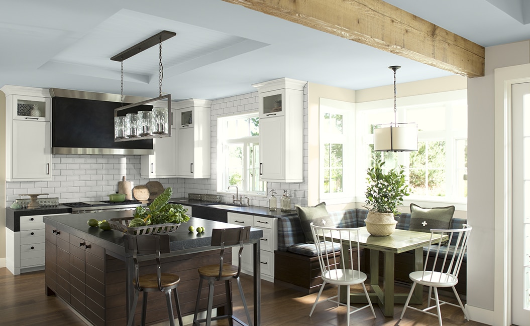Cocina brillante con techo celeste en Témpano de Hielo 2122-50, encimeras negras y vigas de madera a la vista. Cocina brillante con techo celeste en Témpano de Hielo 2122-50, encimeras negras y vigas de madera a la vista.