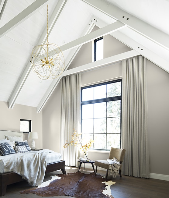 Habitación neutra pintada en Deseo AF-680 con techo de catedral blanca en Ilusión de Novia OC-62. Habitación neutra pintada en Deseo AF-680 con techo de catedral blanca en Ilusión de Novia OC-62.