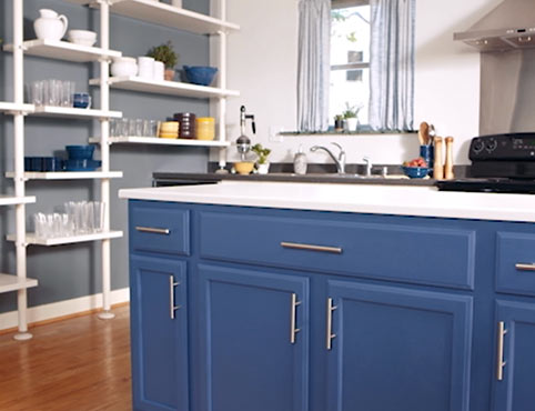 Combinación de colores de cocina azul fresco con gabinetes de cocina azules.