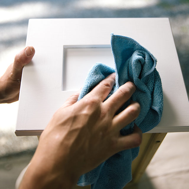 Limpie la superficie del tocador del baño con una toalla de microfibra.