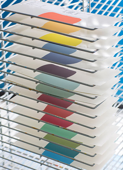 Un support de séchage dans notre installation de recherche et de développement met en vedette quelques-unes des plus de 3 500 couleurs Benjamin Moore.