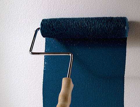 Pintura de color azul oscuro aplicada con rodillo sobre una pared